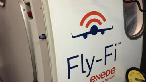 Fly-Fi Schriftzug am Flugzeug