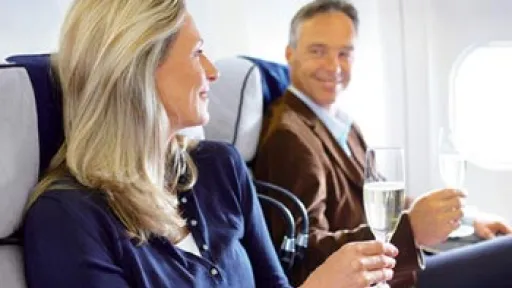 2 Passagiere beim Luxuskreuzflug im Privatjet