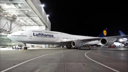 Lufthansa Boeing 747-8 Intercontinental am Flughafen