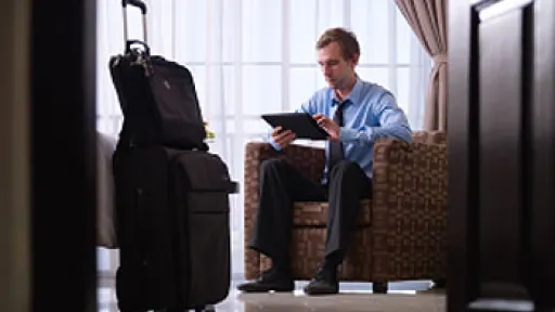 Mann im Foyer eines Business Hotels