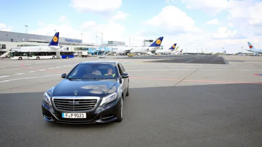 Mit der Limousine zum Flughafen.