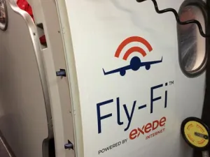 Fly-Fi Schriftzug am Flugzeug