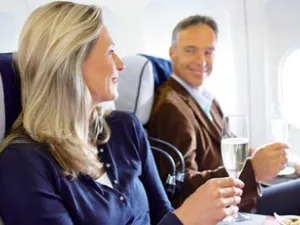 2 Passagiere beim Luxuskreuzflug im Privatjet