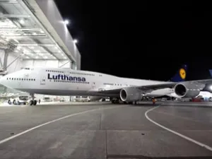 Lufthansa Boeing 747-8 Intercontinental am Flughafen