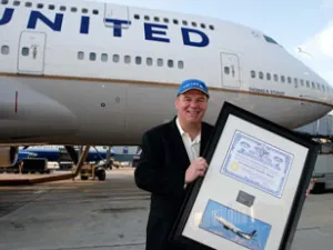 Vielflieger Tom Stuker mit Urkunde