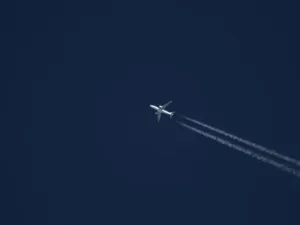Flugzeug am Himmel
