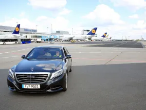 Mit der Limousine zum Flughafen.