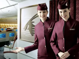 2 Stewardessen von Qatar Airways im Flugzeug